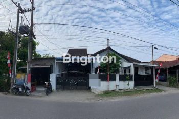 RUMAH LUAS COCOK UNTUK USAHA CAFE DAN KOST