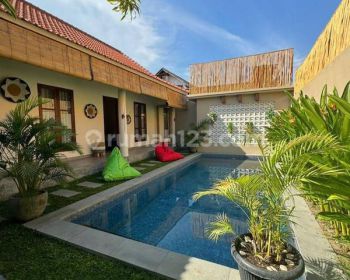 Villa 2 Br Kerobokan Dengan Ruang Tamu Tertutup