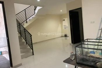 Disewakan Rumah 2 Lantai Bagus Dekat Stasiun Jurang Mangu