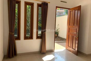 Rumah Disewa Asri Nyaman Halaman Luas di Setra Indah