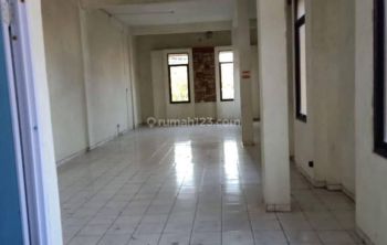 Ruko hook 3 lantai luas dan strategis di Surabaya