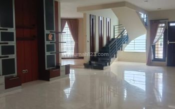 Rumah Cantik Luas di Mainroad Setraduta Setra Duta