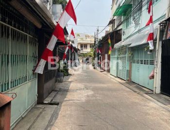 TURUN HARGA RUMAH JELAMBAR JL. SETIA JAYA, 3 LANTAI SEMI FURNISHED