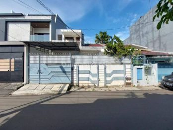 Rumah jalan lebar Lokasi Strategis di Taman ratu(TR156)