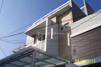 Disewa Rumah Modern 3 Lantai Bagus Siap Huni di Sayap Pasirkaliki