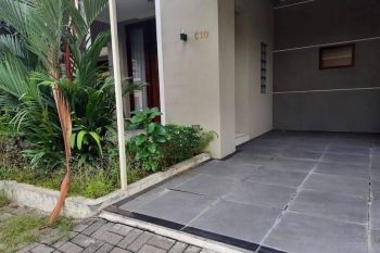 Rumah dua lantai siap huni
