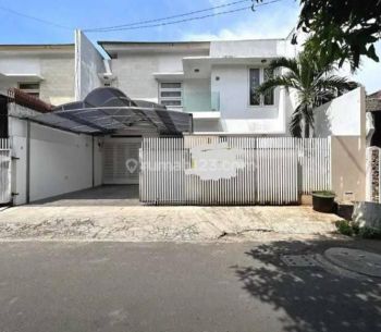 Rumah Modern Luas Semi Furnished Jalan 2 Mobil di Tebet