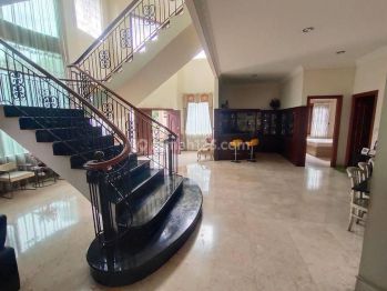 Rumah di Taman Villa Meruya 2 Lantai SHM depan taman