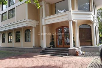 Gedung cantik area elite cocok untuk galeri, kantor