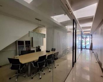 Ruko atau Kantor 3 lantai sterategis di Kebon Jeruk parkir luas