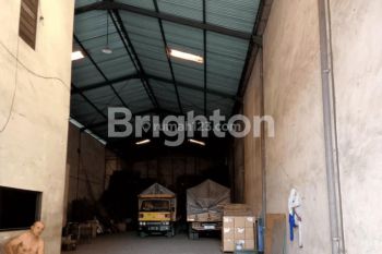 GUDANG MARGOMULYO MUTIARA POSISI DEPAN DAN DI DEPANBISA DILALUI KONTAINER DAN