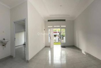 Rumah Unfurnished Bagus Dekat Tol Di Duta Kencana Jalan Baru