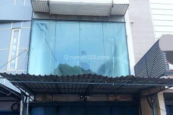 Ruko Strategis 3 lantai di pinggir jalan raya , lahan parkir luas