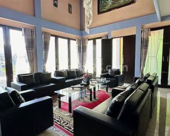 Dijual Rumah 3 Lantai Dengan Halaman Luas di Gatsu Tengah