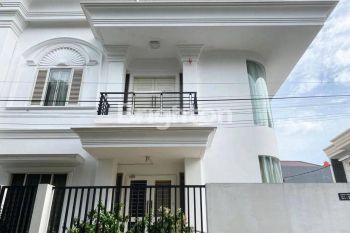 RUMAH TOMANG MEWAH LOKASI STRATEGIS GARDEN ROOFTOP