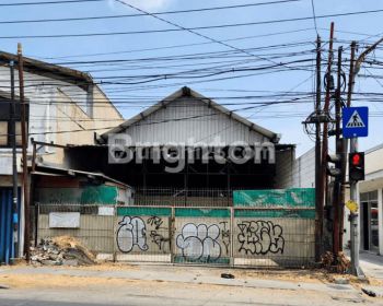 GUDANG LOS DAN LEBAR DI RAYA MANUKAN WETAN