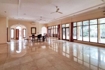 Rumah Luas, Bisa untuk Kantor, Ada Pool di Cilandak, Jakarta Selatan