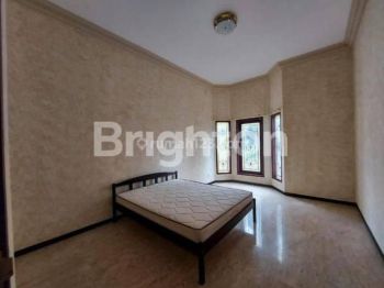 rumah mewah di istana dieng. lokasi premium di kota malang tenang, aman, asri