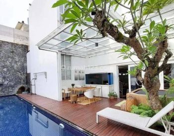 Rumah Dengan Kolam Renang Dekat Pintu Tol Bintaro