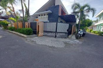 Rumah Cantik Strategis Hampir Full Furnished Security 24jam