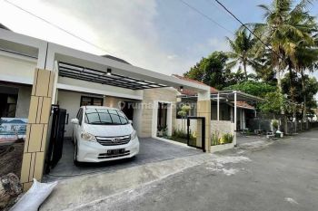 RUMAH MEWAH CANTIK  DEKAT KAMPUS UII JAKAL