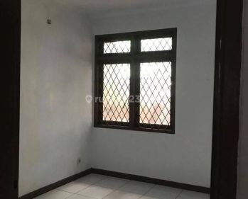 J Disewakan Rumah 10x18 Taman Palem Lestari Jakarta Barat
