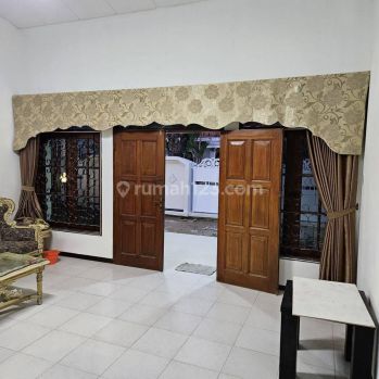 BUTUH CEPAT TERSEWA RUMAH DI DHARMAHUSADA INDAH UTARA FULL FURNISH DEKAT GALAXY