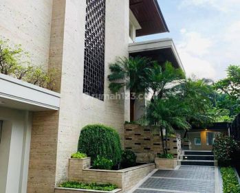 Dijual Rumah Mewah 3Lantai Dengan Kolam Renang