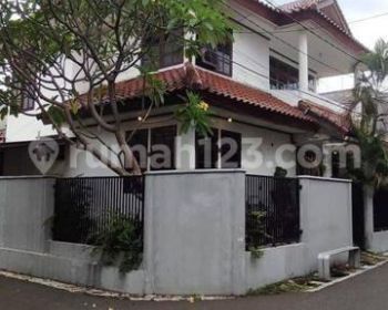 Rumah 2 Lantai Sudah Renovasi di jalan tebet timur