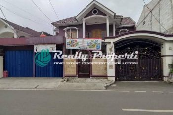 Rumah mewah  2 lt  dengan.kolam renang dan Gajebo di Duren Sawit Jakarta Timur