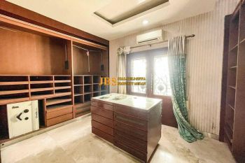 Dijual Villa Komplek The Palace Residence Jalan Mustang Kondisi Siap Huni