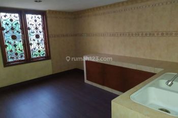 Rumah 2 Lantai Bagus Semi Furnished di Pulo Gadung, Jakarta Timur