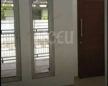 Di sewa rumah dua lantai di sayap BKR, Sriwijaya
