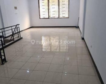 Di Sewakan Ruko 2,5 Lantai Boulevard Hijau Kota Harapan Indah