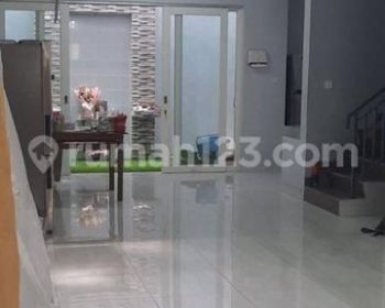 Rumah 2 Lantai Furnished di Batununggal Indah Estate