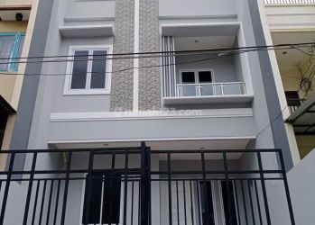 Rumah Baru Siap Huni Lokasi sangat strategis di taman ratu (TR73)