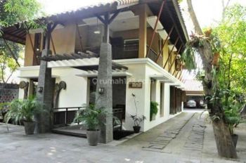 Rumah Tropis dengan Lahan Besar dekat Jalan Damai