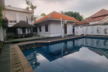 Areal ruko sangat bagus karena di tepi jalan besar Ruang Usaha