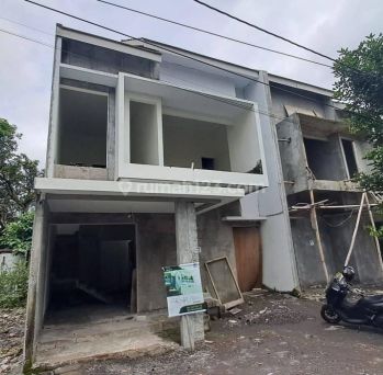 Rumah 2 Lt Baru Di Jl Magelang Dekat Kantor Regional Bkn