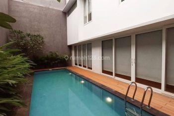 Bright modern house in Kebayoran Baru area. Must see