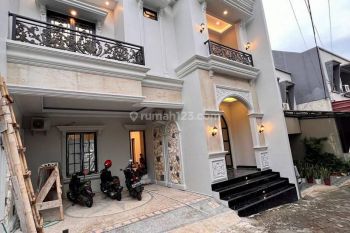 Rumah Mewah dalam cluster bergaya American Classic