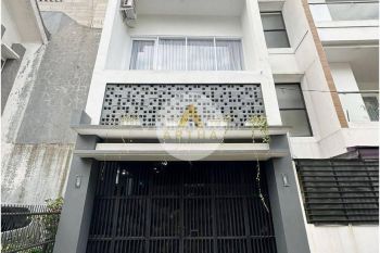 Rumah di Jl. Sumbersari Bandung 3 Lantai SHM Bagus