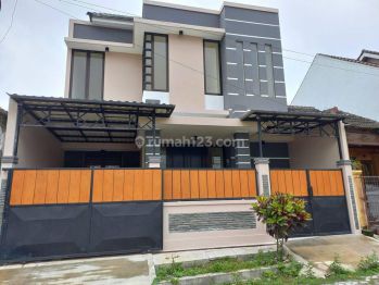 Dijual rumah 2 lantai bangunan baru dekat Araya