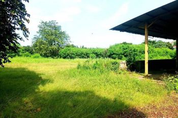 Gudang di pinggir jalan dekat exit tol cijago