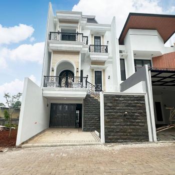Rumah Siap Huni Ada Kolam Renang Pribadi Garasi di Jagakarsa