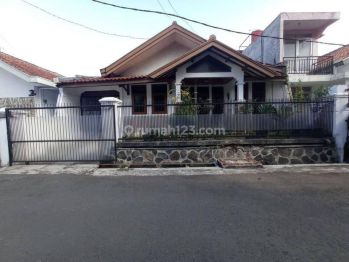 Rumah terawat desain klasik siap huni turangga