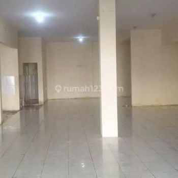 Gudang Cipondoh Jl.KH Hasyim Ashari, Strategis pinggir jalan. SHM
