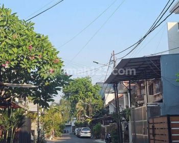 Rumah janur hijau 3 lantai jalan lebar 3 mobil