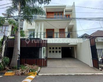 Rumah 3 Lantai Bagus Semi Furnished SHM di Pondok Indah, Jakarta Selatan