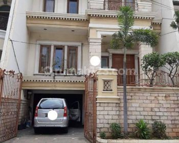 Di  rumah di VILLA PERMATA GADING  Kelapa Gading